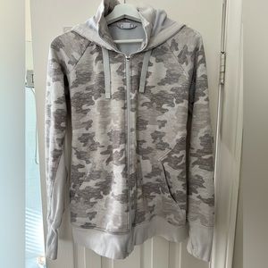 Athleta Triumph Hoodie in Grey/white/tan camo print (large - tall)